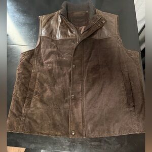 Men's Roundtree & Yorke Dark Brown Leather-Trimmed Vest. Size L.